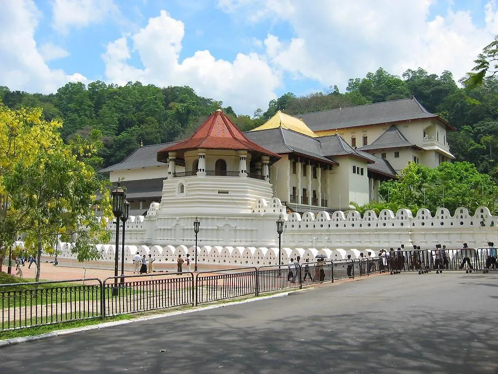 Konukevi Mount River View Kandy